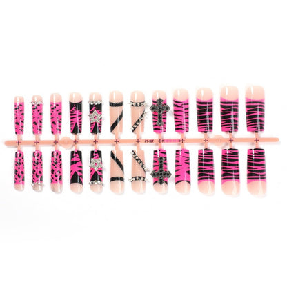 Kunstnagelset mit auffälligen Tier- und Glitzermustern Brehn