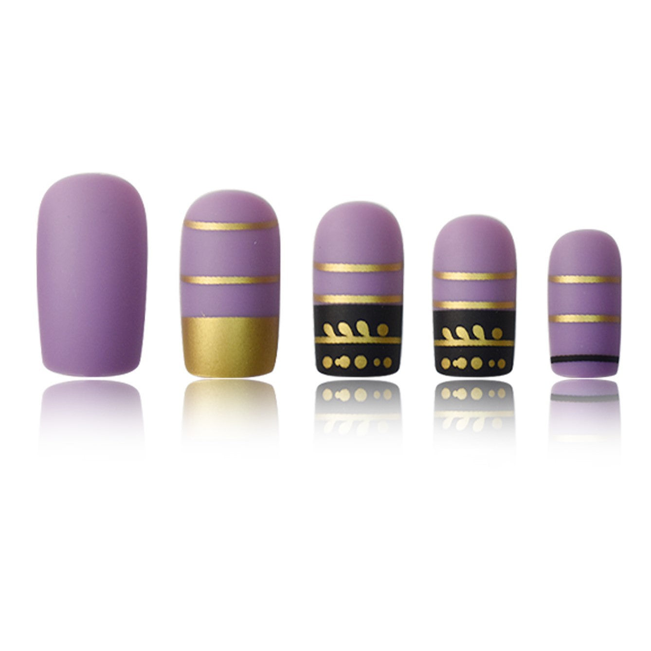 Trendige Press-On Nagelkunst mit dekorativen Goldakzenten Brehn