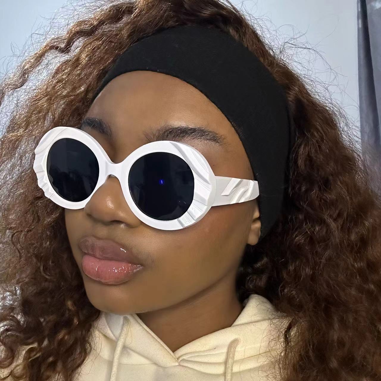 Damen Sonnenbrille mit einzigartigem, strukturiertem Rahmen und schützenden Gläsern Brehn