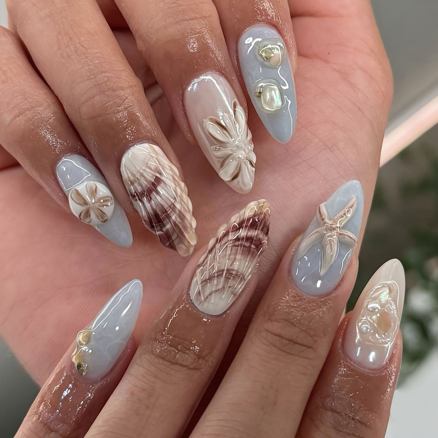 Shell-Decorated Press-On Nail Art Brehn