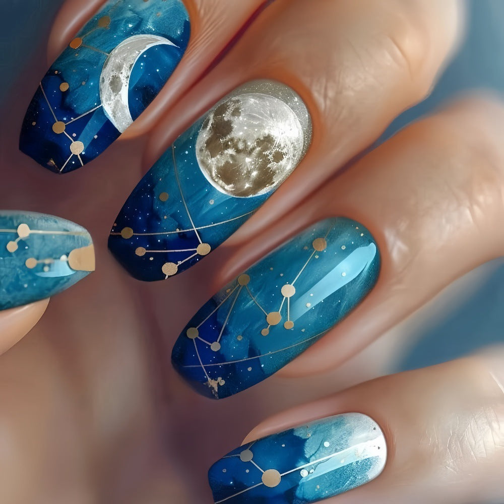 Traumhafte Kunstnägel mit Mond- und Sternenmotiv Brehn