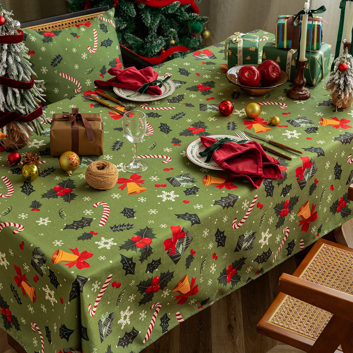 Weihnachtliche Tischdecke aus Baumwollmischgewebe mit wasserabweisender Oberfläche und festlichem Muster Brehn