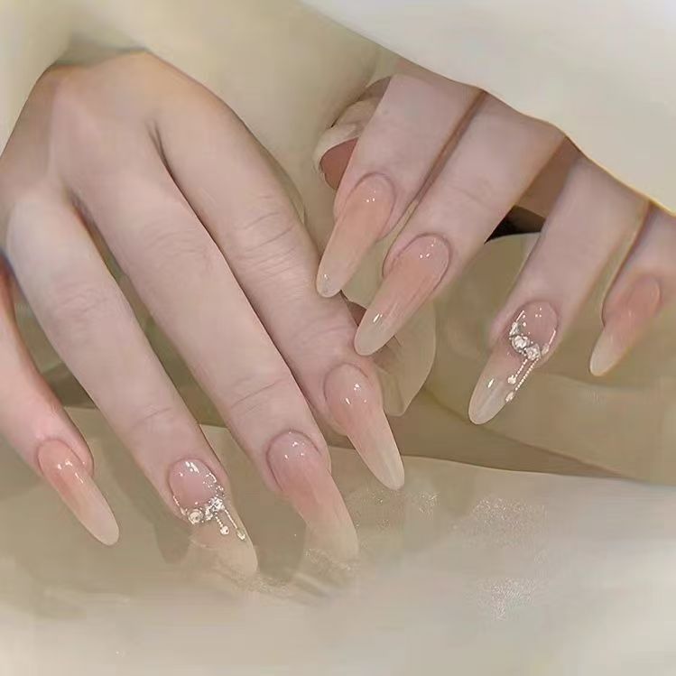 Elegante Stiletto Acryl-Nagelerweiterungen Brehn
