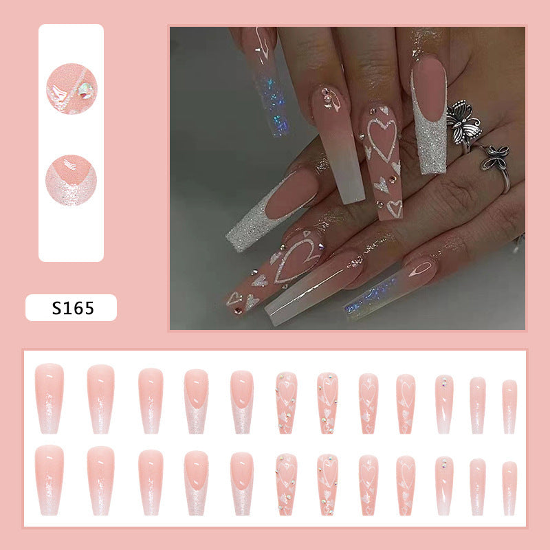 Elegante Kunstnagelspitzen mit Herz- und Glitzermuster Brehn