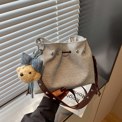 Charmante Mini-Eimer-Tasche mit süßem Anhänger