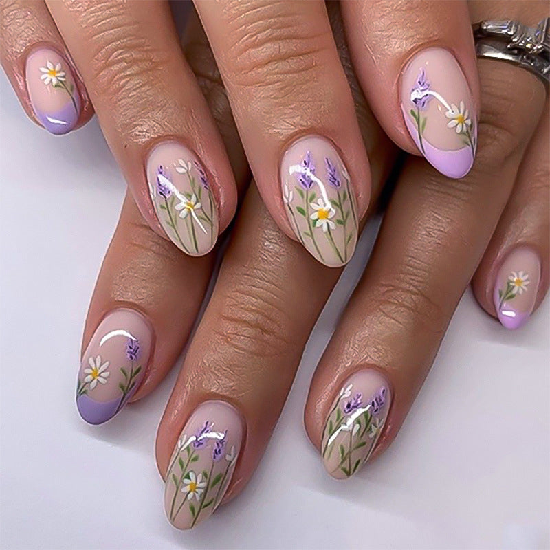 Kunstvolle Nagelkunst mit zarten Blumenverzierungen Brehn