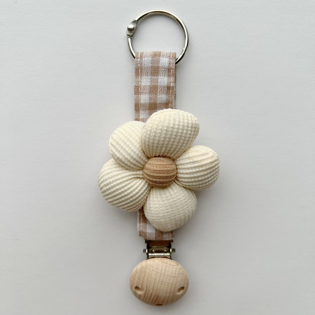 Handgefertigter Holz-Clip Schnullerhalter mit Gingham-Gurt und gepolstertem Blumenbeißring