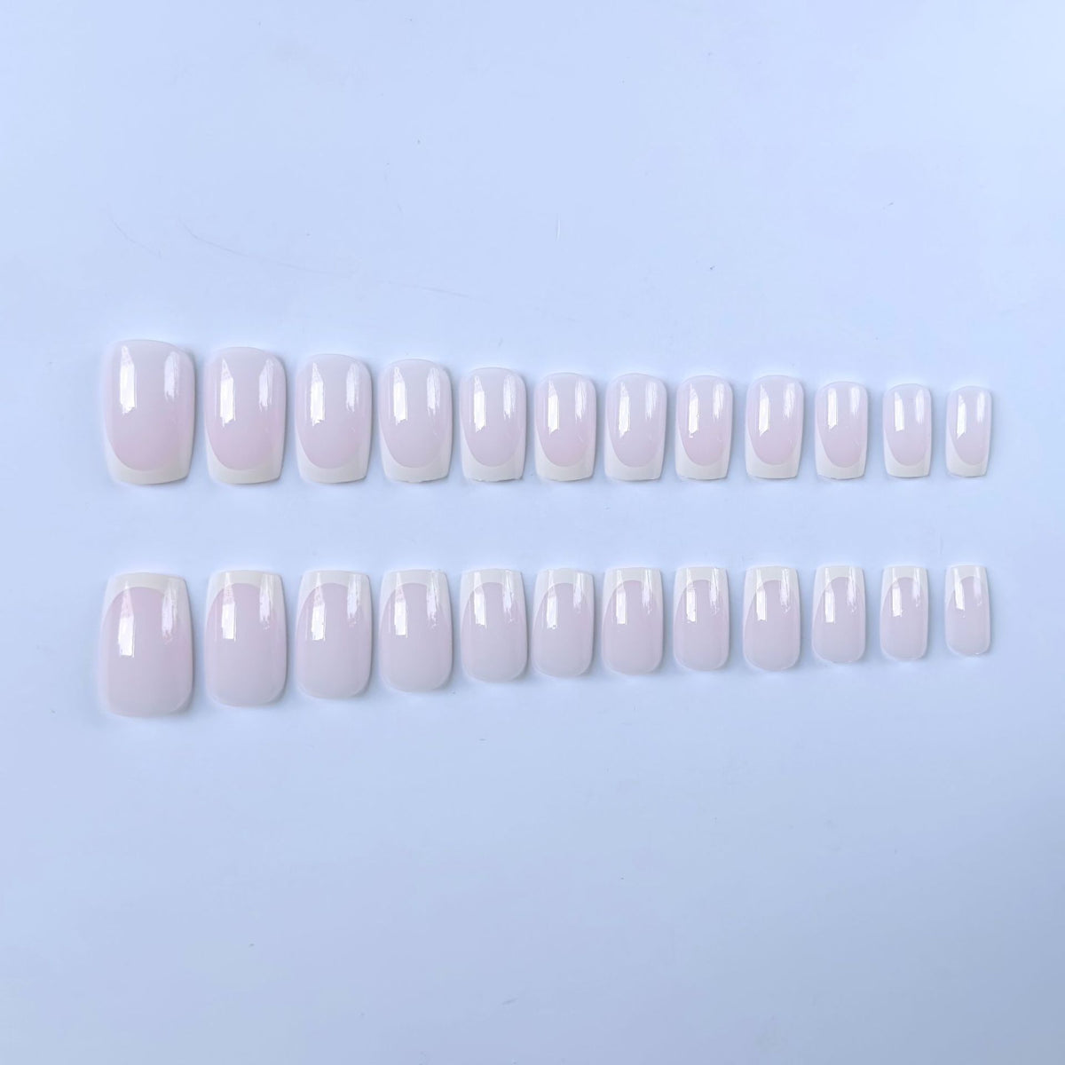 Elegantes French Tip Nagelkunstset  1790958182