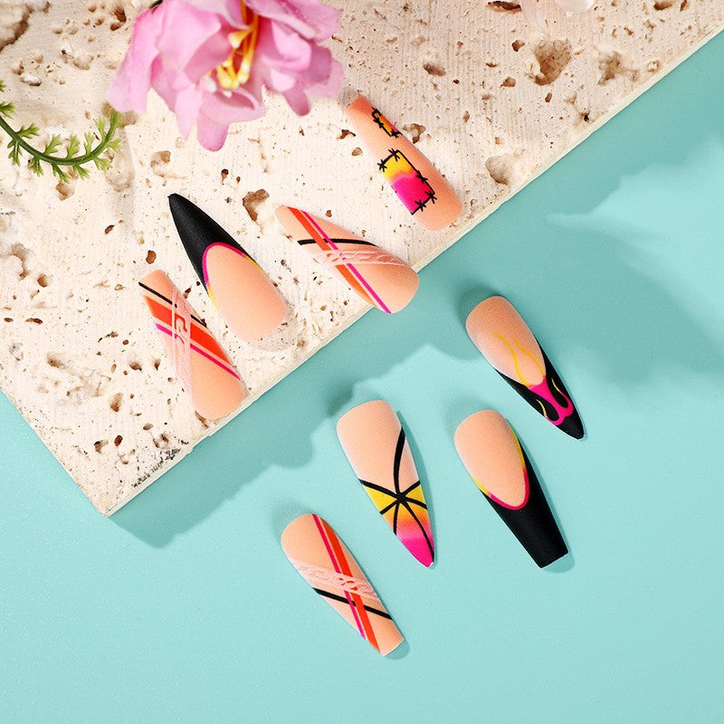 Kreatives Kunstnagelset mit farbenfrohen Designs Brehn