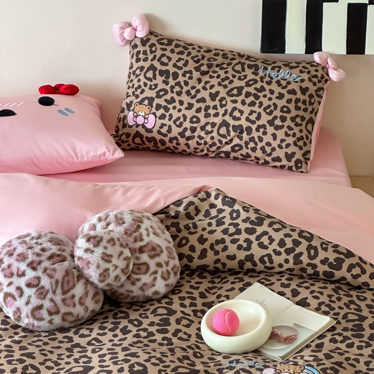 Leopard-Print Baumwollsatin Bettwäsche Set mit Wendbarem Pinkem Laken und Cartoon Applikations-Kissenbezügen