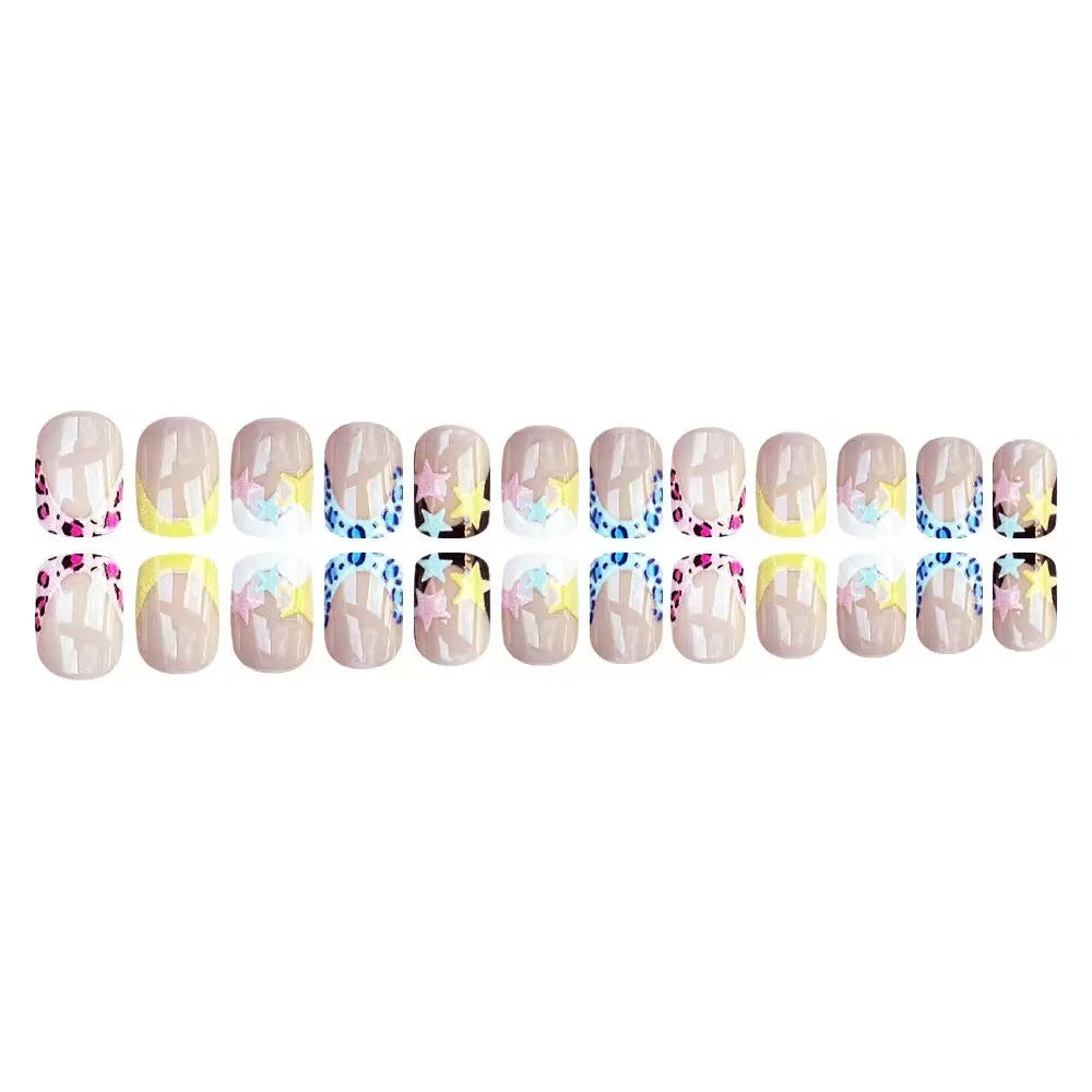 Kunstnagelset mit bunten Sternenmotiven und modernen Akzenten Brehn