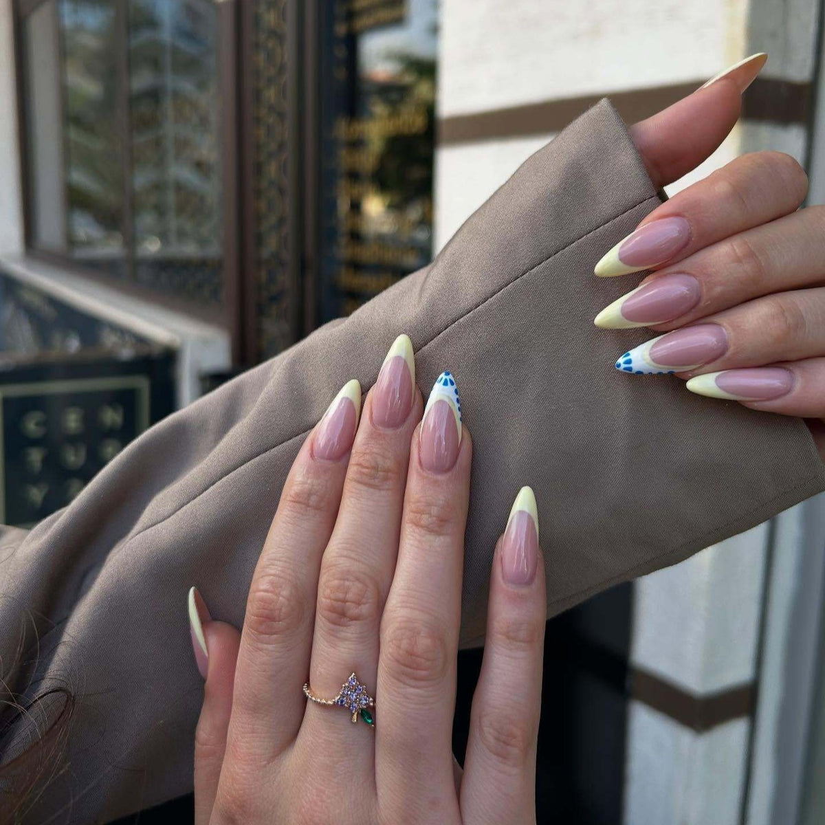 Künstlerisches Stiletto-Nageldesign mit Farbverlauf-Spitzen