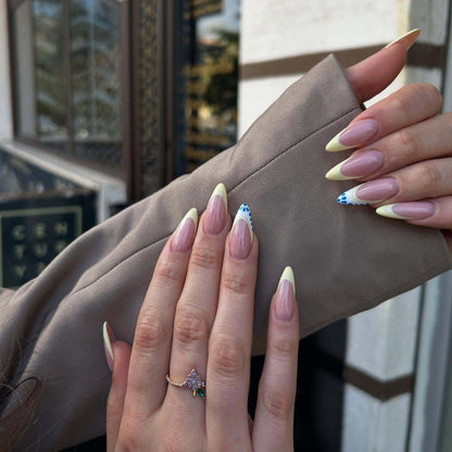 Künstlerisches Stiletto-Nageldesign mit Farbverlauf-Spitzen