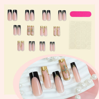 Kunstnagelset mit elegantem Schwarz-Blush-Design und 3D-Akzenten Brehn