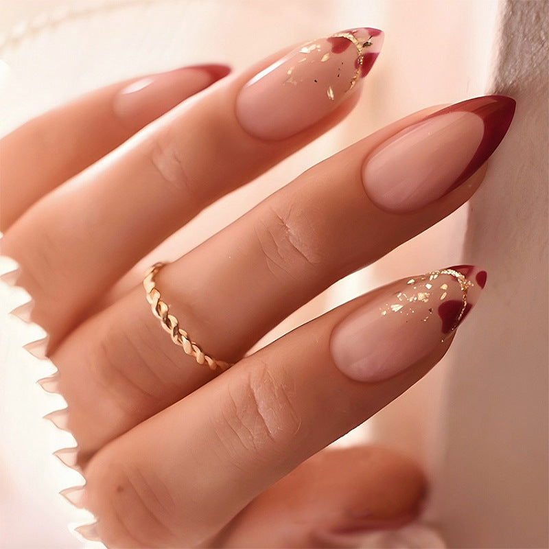 Elegantes Stiletto Press-On Nagelset mit dekorativen goldenen Akzenten Brehn