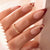 Elegantes Stiletto Press-On Nagelset mit dekorativen goldenen Akzenten Brehn