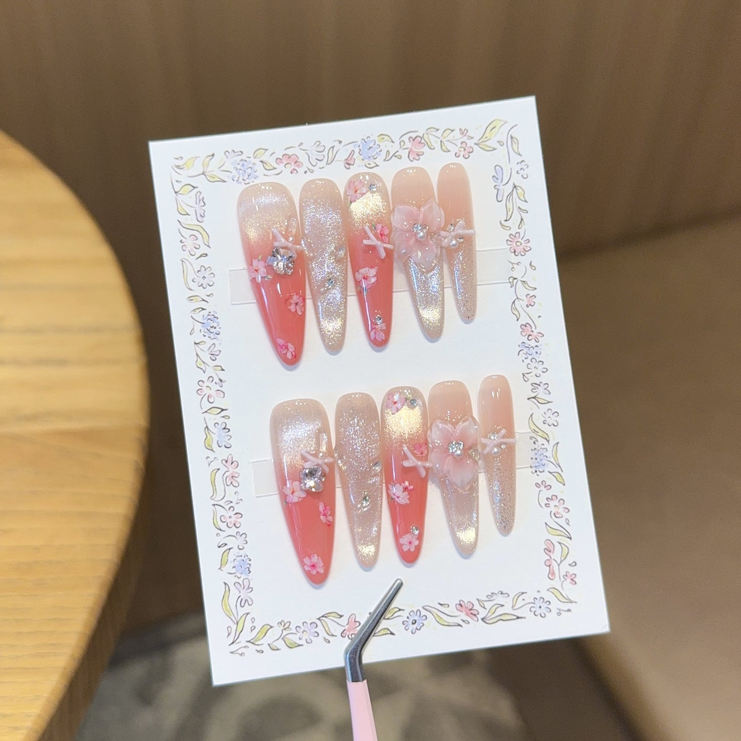 Kunstnägel mit Floralen Verzierungen und Glitzereffekten Brehn
