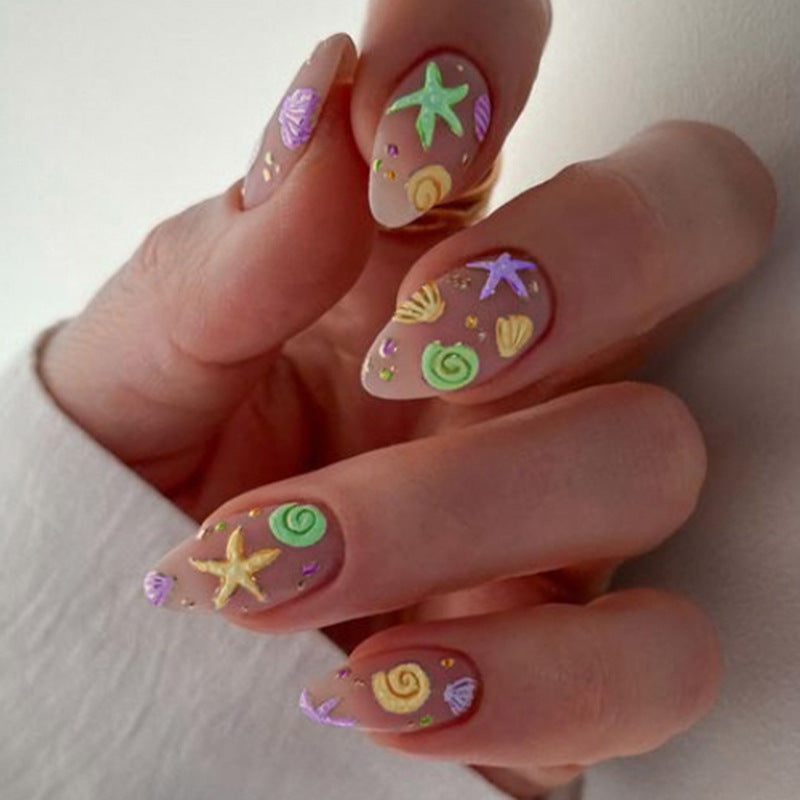Künstlerisches Press-On-Nail-Design mit vom Ozean inspirierten Akzenten Brehn