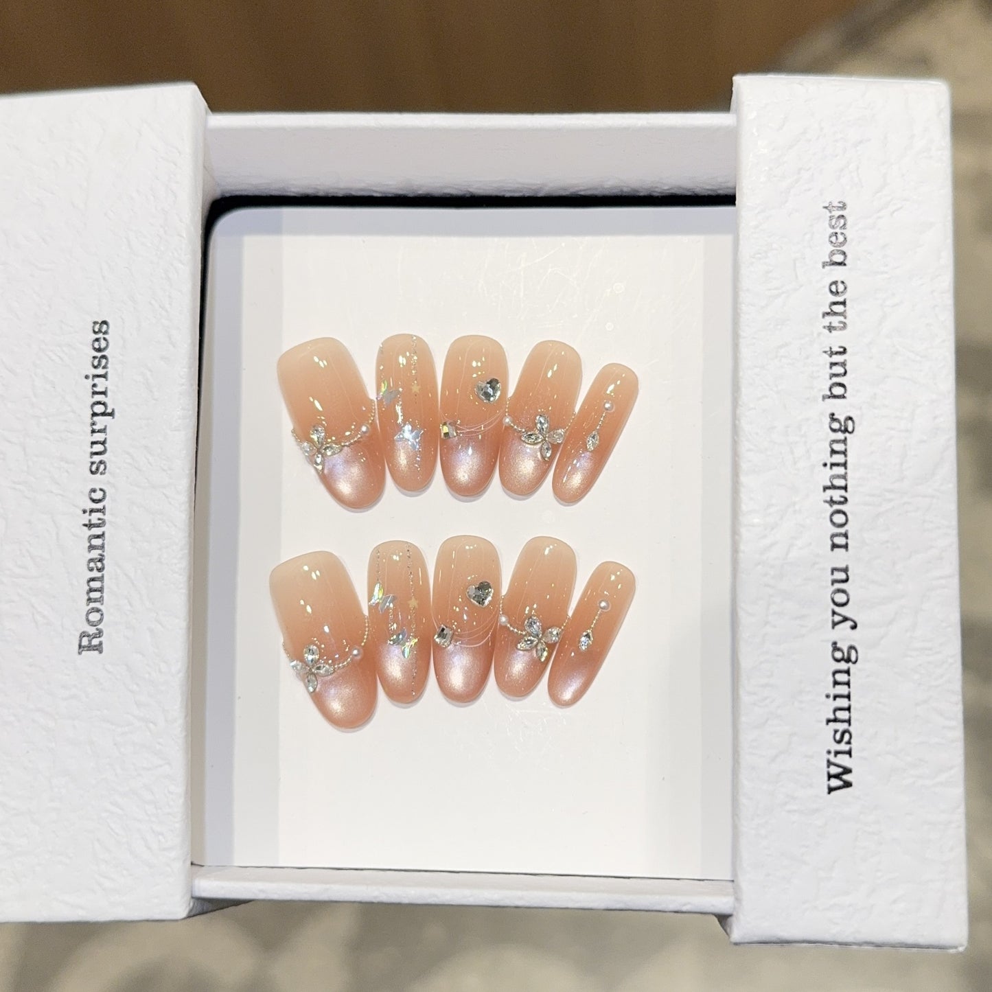 Kunstnagel Set mit Romantischen Herz- und Glitzermotiven Brehn