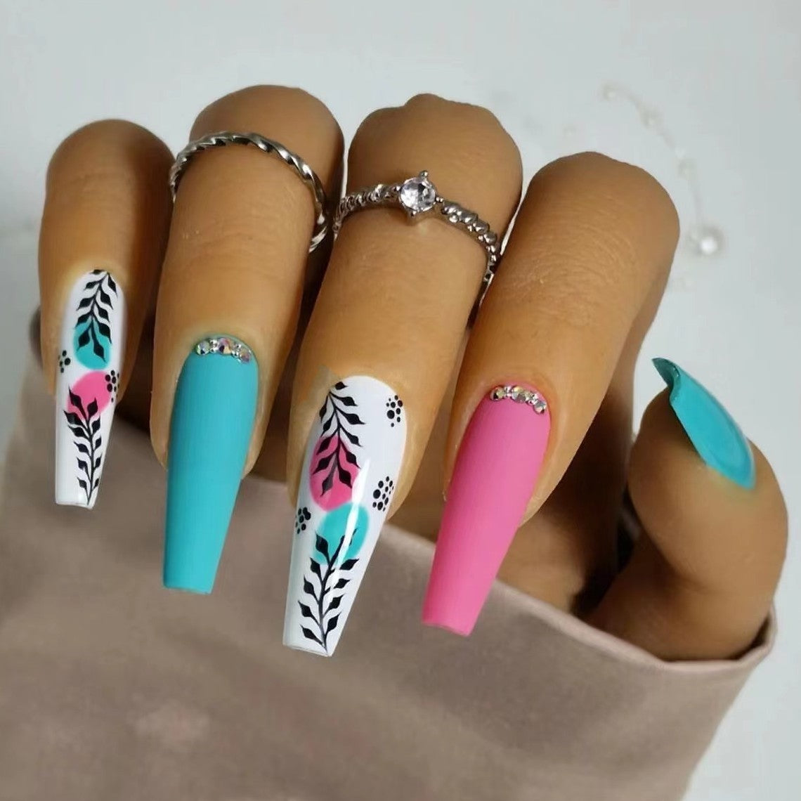 Kunstnägel mit floralem Design und kreativen Akzenten Brehn