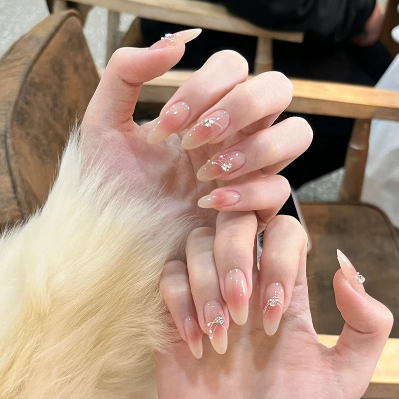 Kunstnägel mit Glamourösem Dekor Brehn