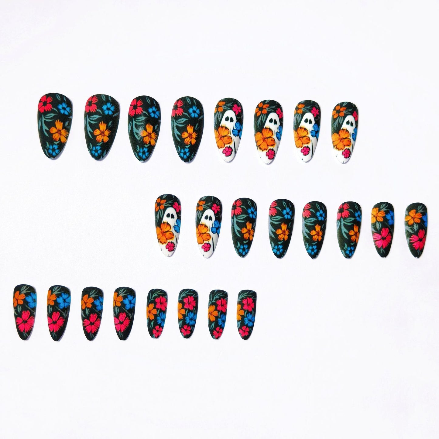 Kreative Kunstnägel mit Totenschädel- und Buntem Blumenmotiv Brehn