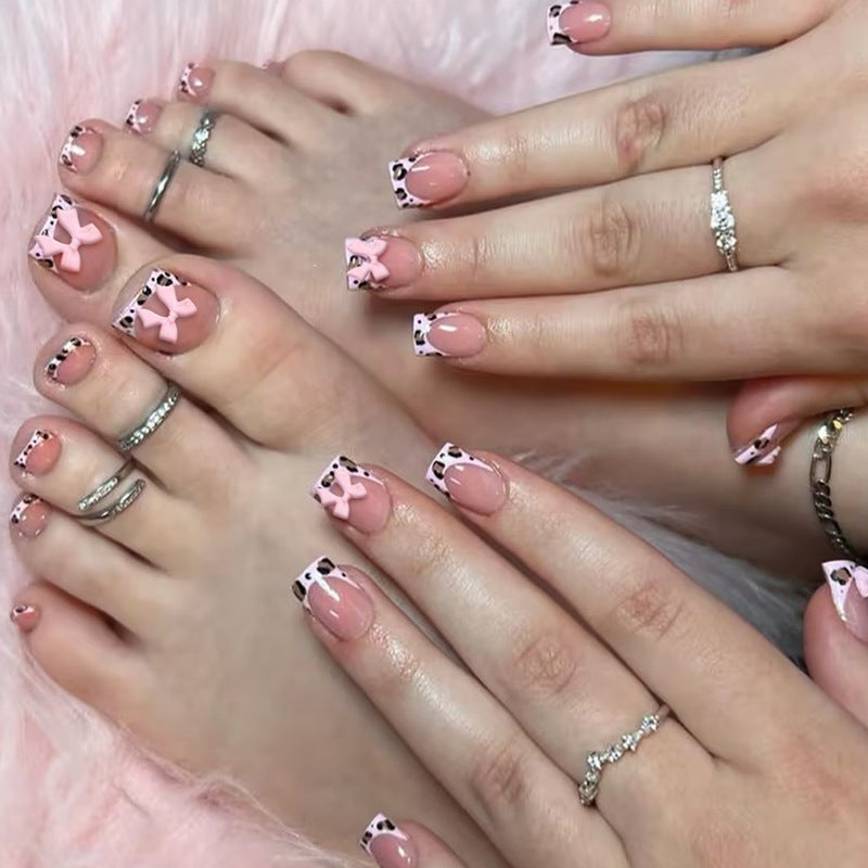 Kunstnagelset mit beeindruckenden Blumen- und Schleifenakzenten Brehn