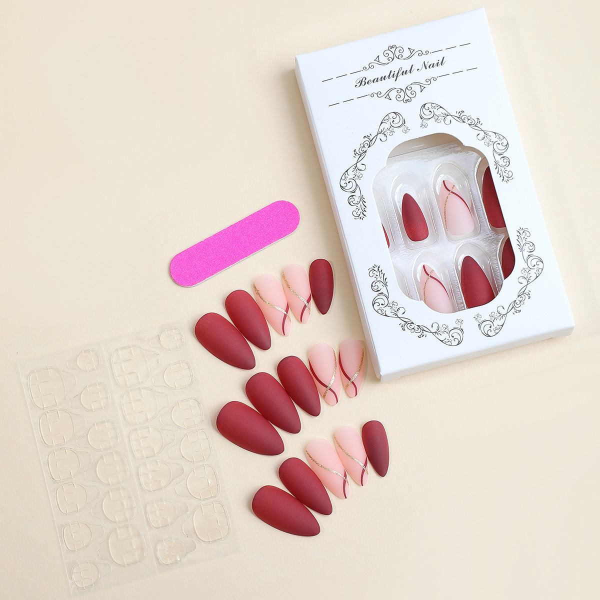 Elegantes Kunstnagelset mit mattem Finish und glamourösen Akzenten Brehn