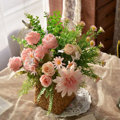 Elegante synthetische Blumenarrangement in geflochtenem Korb