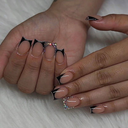 Kunstnagelset mit eleganten Schwarz-Spitzen und funkelnden Akzenten Brehn