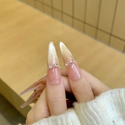 Glamouröse Stiletto-Nagelerweiterungen