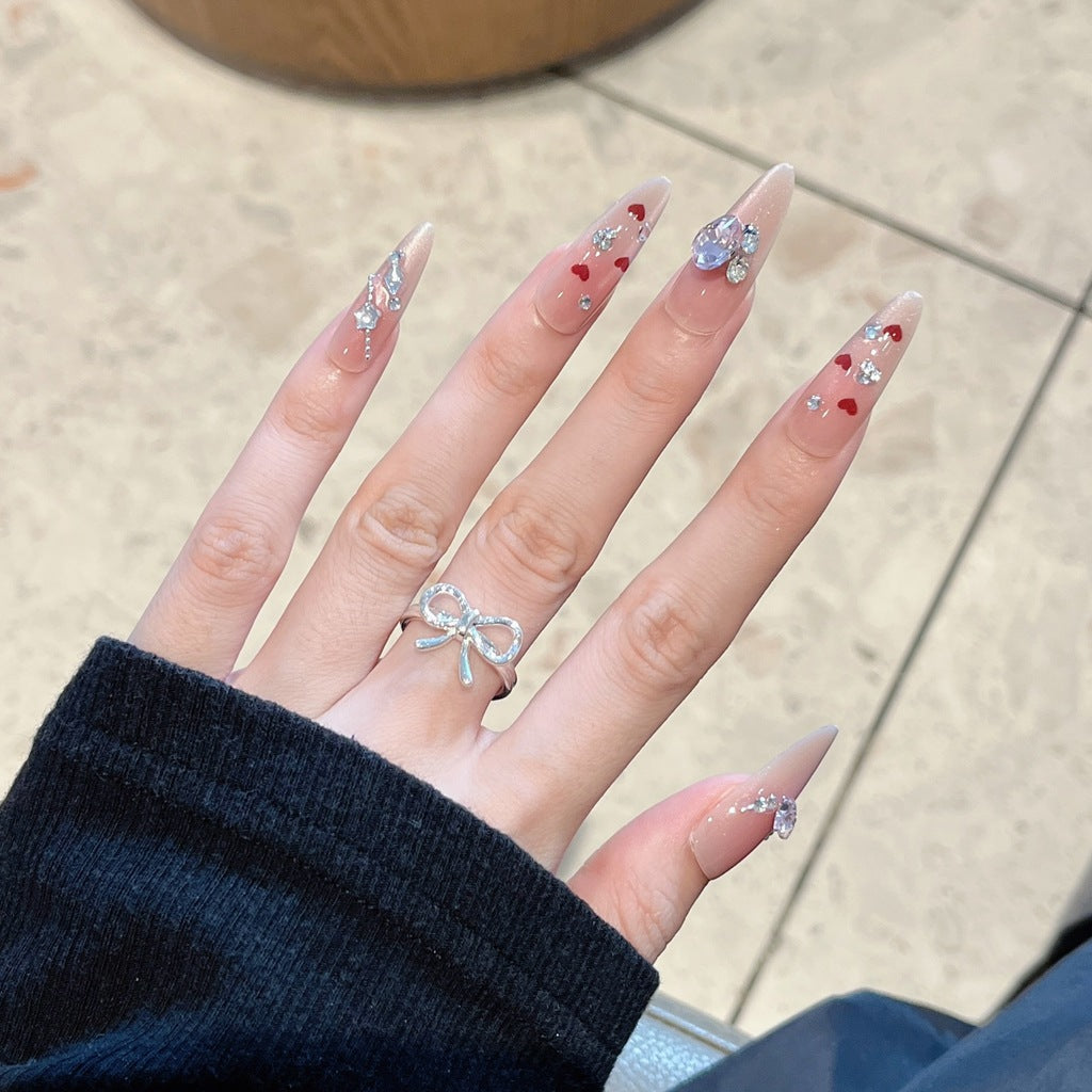 Künstlerisches Nageldesign mit dekorativen Elementen Brehn