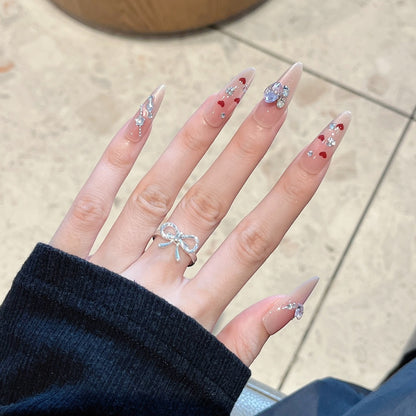 Künstlerisches Nageldesign mit dekorativen Elementen Brehn
