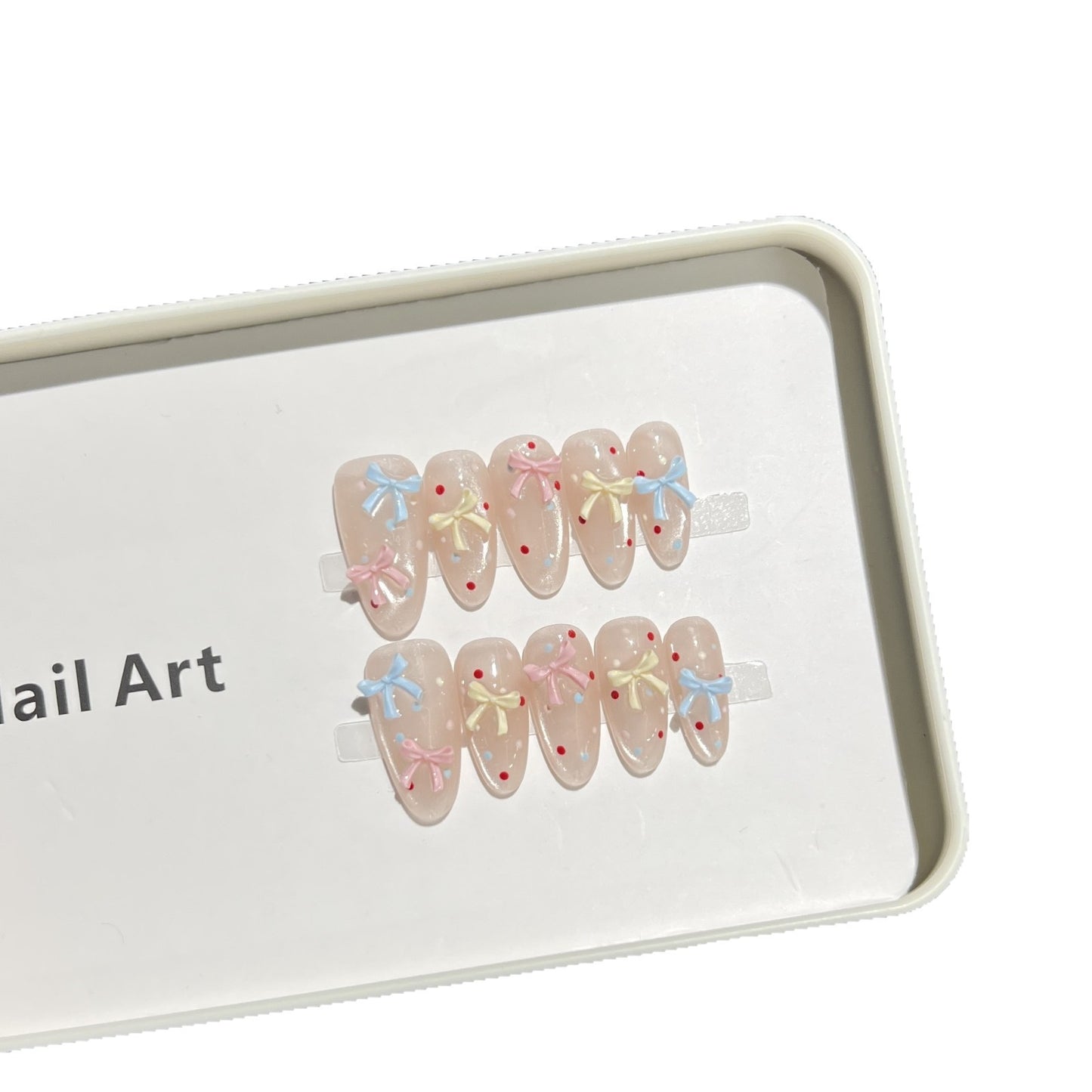 Dekoratives Press-On-Nagelset mit charmantem Bogen und Punkten Brehn