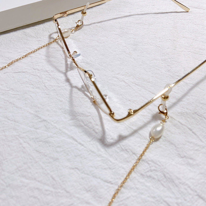 Elegante Schmuckhalterkette mit Perlen- und Goldakzenten Brehn