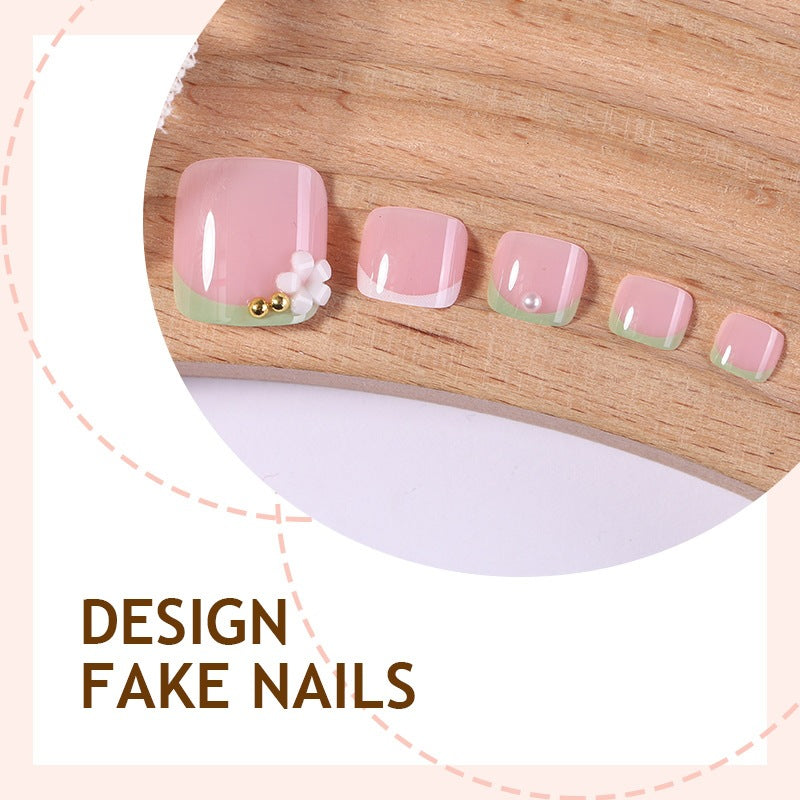 Kunstnagelset mit zarten Blütenmotiven und Glanz Brehn