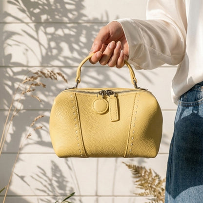 Gepunktete Kuppeltasche mit abnehmbarem Crossbody-Tragegurt