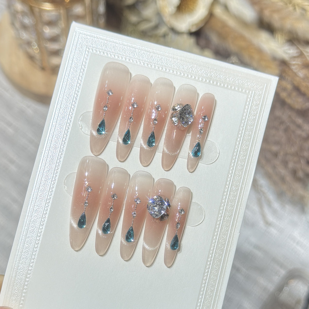 Glamourös Press-On Nagelkunstset mit Kristallverzierungen Brehn