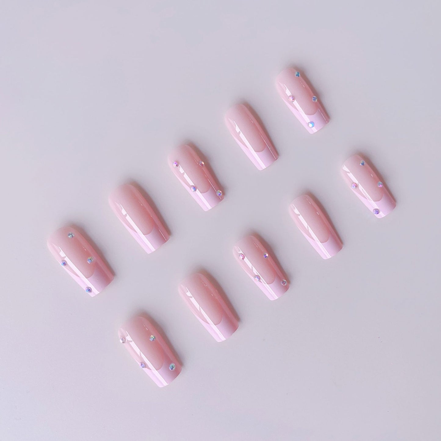 Kunstnagelset mit Glitzer und stilvollen Akzenten Brehn