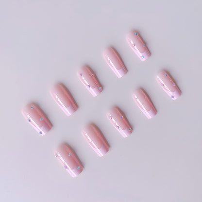Kunstnagelset mit Glitzer und stilvollen Akzenten Brehn