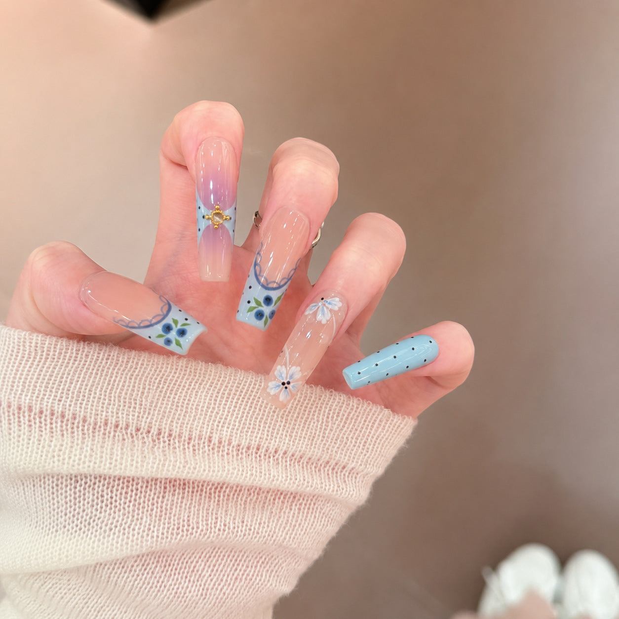 Künstlerisches Press-On-Nagelset mit floralem und geometrischem Design Brehn