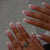 Elegantes Kunstnagelset mit floralem Design und Strass-Akzenten Brehn