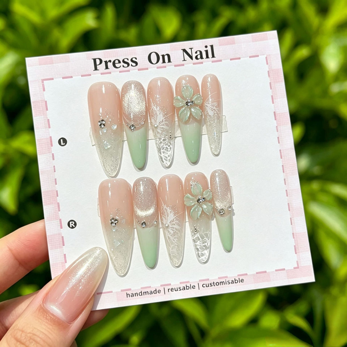 Künstlerisches Press-On Nagelset mit floralen und gemusterten Designs