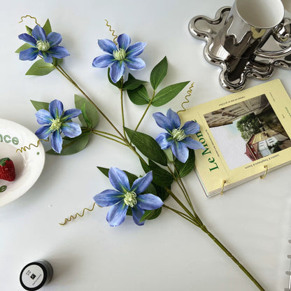 Dekorative Clematis Blumenarrangement