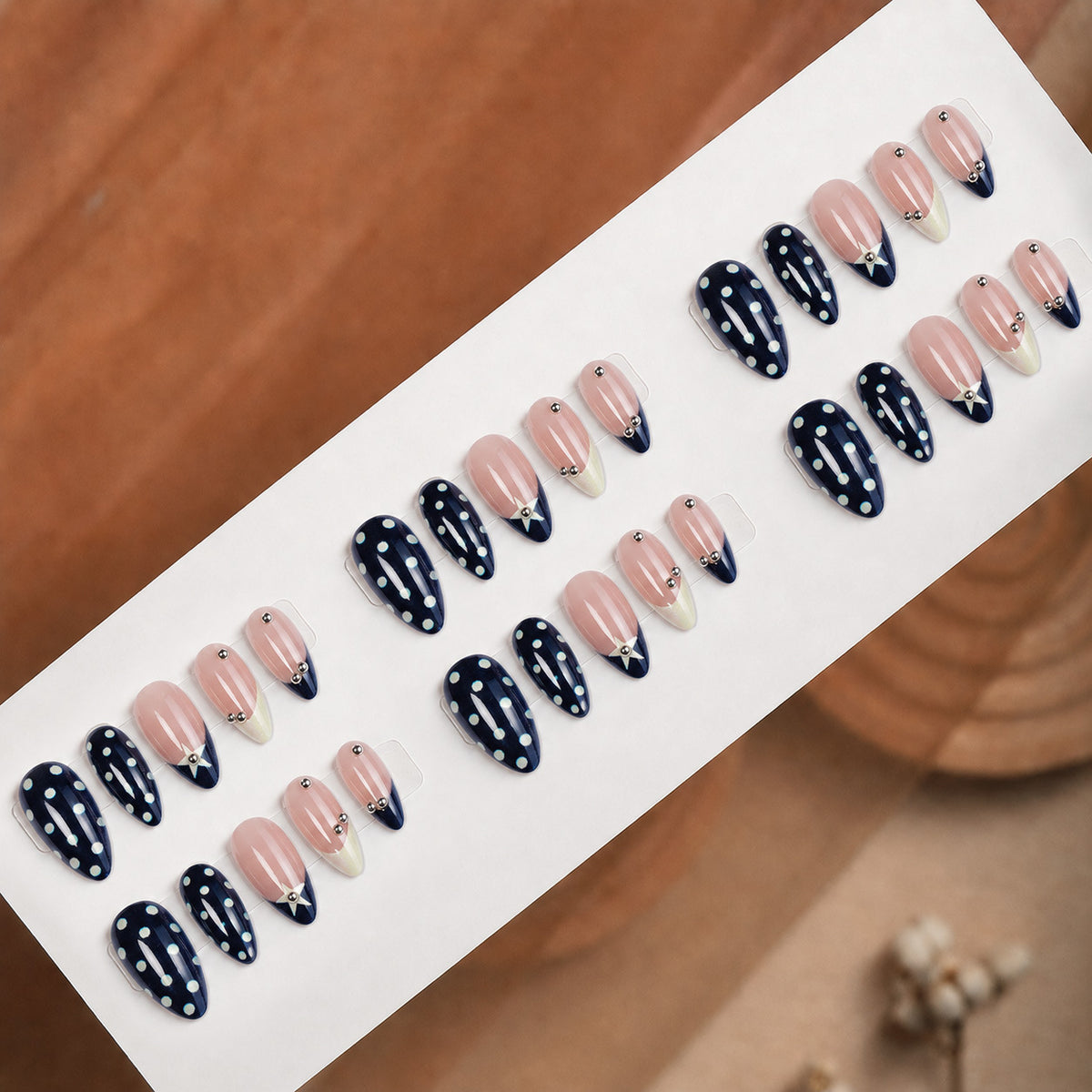 Kunstnagelset mit stilvollen Stern- und Punktmotiven Brehn