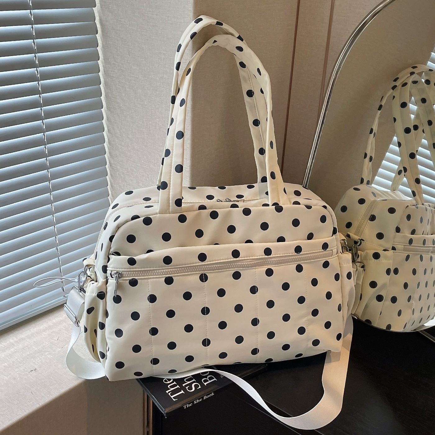 Stylische gepunktete Sporttasche