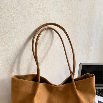 Minimalistische Wildleder Schultertasche