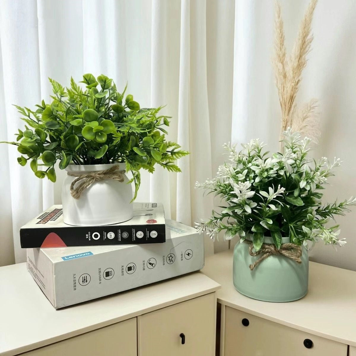 Künstlerisches Kunstblumenarrangement