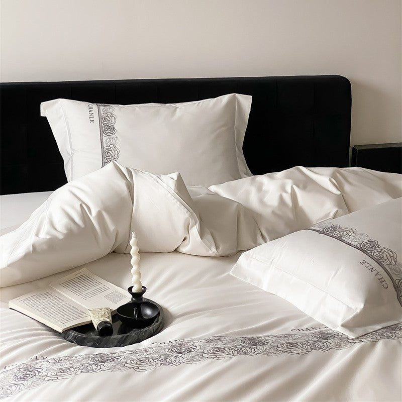 Satin-Feel Mikrofaser Bettbezug Set mit tonal gesticktem Rosenmotiv und verdecktem Verschluss