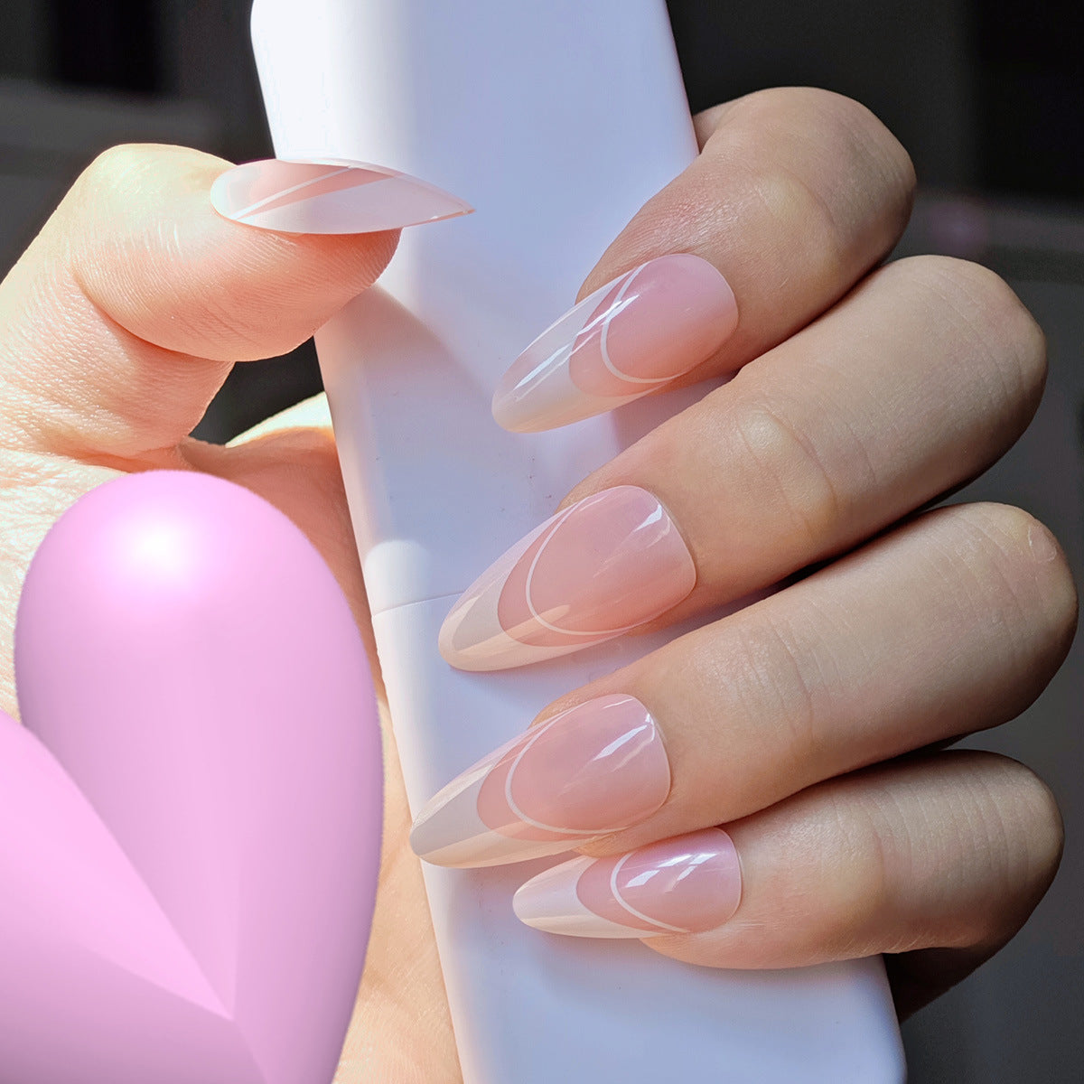 Elegante Stiletto Press-On Nägel mit Künstlerischen Linien Brehn